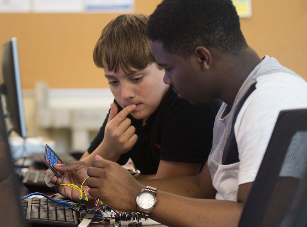 Students participate in an Arduino Boot Camp on the 香港王中王 Main Campus in Fort Pierce.